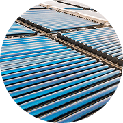 Aquecimento de água nos apartamentos por placas
solares, com apoio a gás.